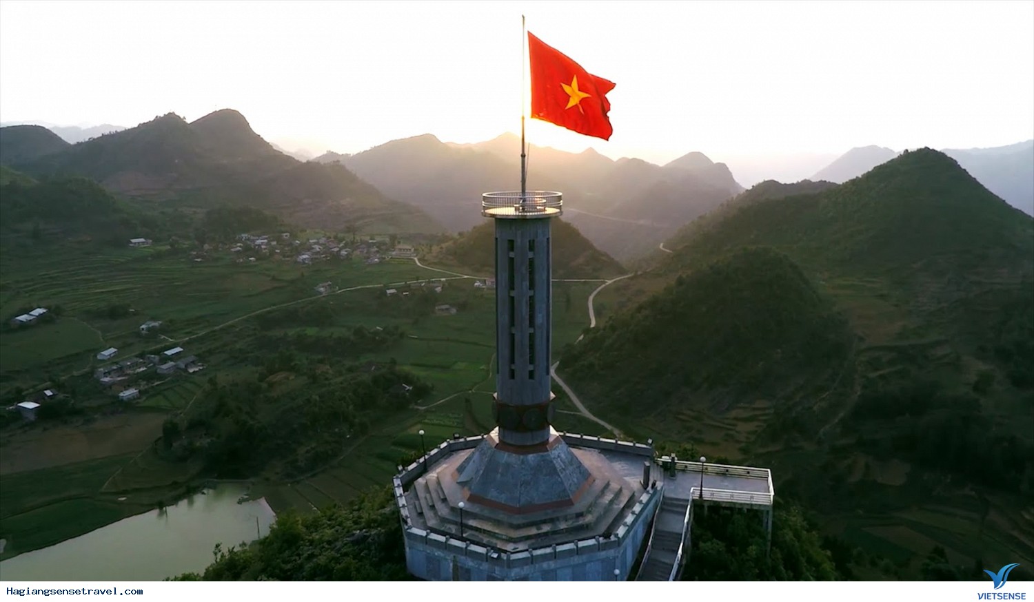 Cột cờ Lũng Cú – điểm cực Bắc của Việt Nam. 